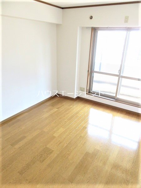 居室・リビング　きれいなフローリングのお部屋です※参考写真は別号室です。