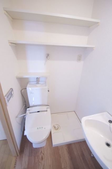 トイレ　【ランドリースペース】温水洗浄便座付きトイレ、室内洗濯機パン