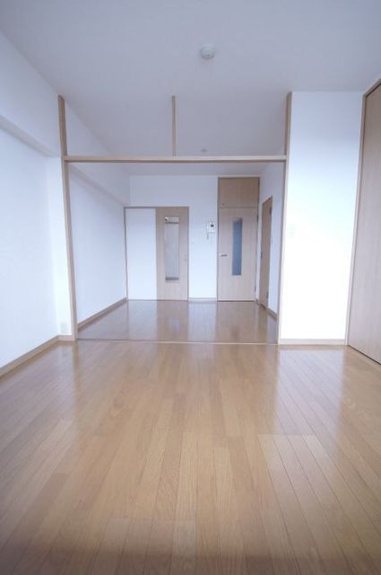 居室・リビング　【洋室】居室＊バルコニー側から