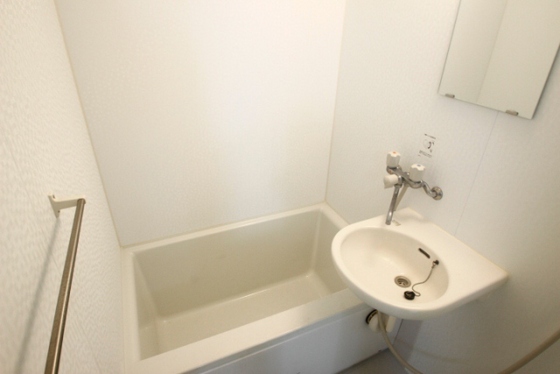 バス・シャワールーム　※別室の写真を使用しております※