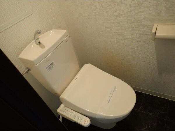 トイレ　嬉しいウォシュレット付きのトイレ！便座温かいですよ♪