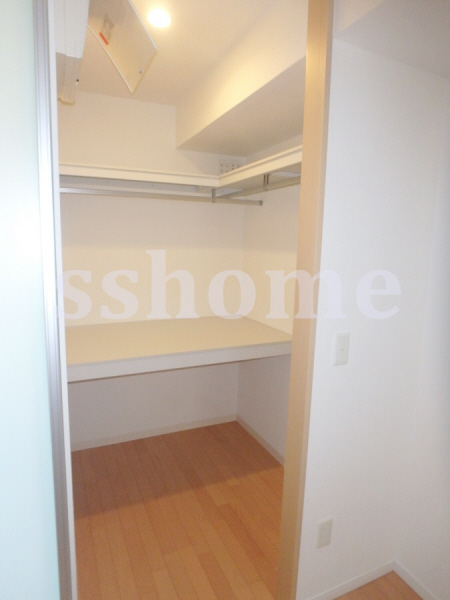 収納　収納たっぷりウォークインクローゼット