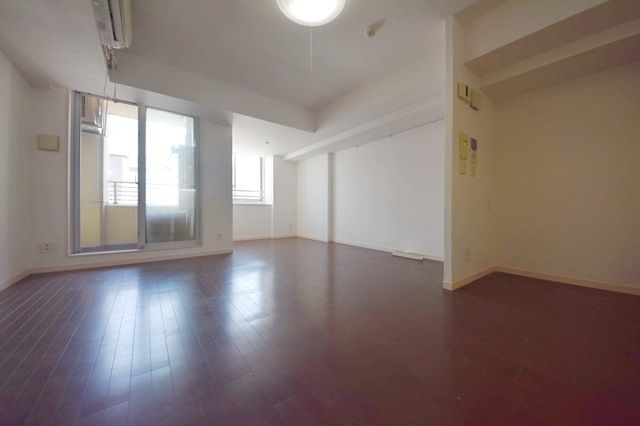 居室・リビング　内装中