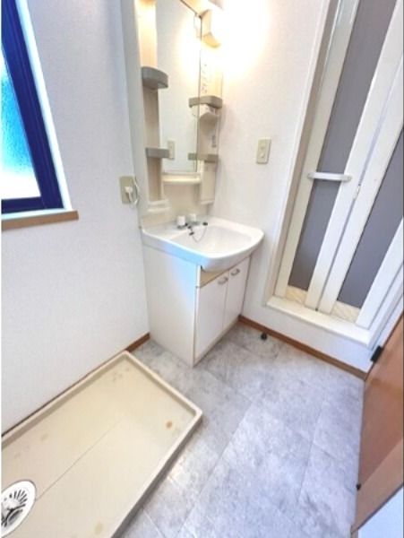 洗面設備　反転間取りの別部屋の写真です。