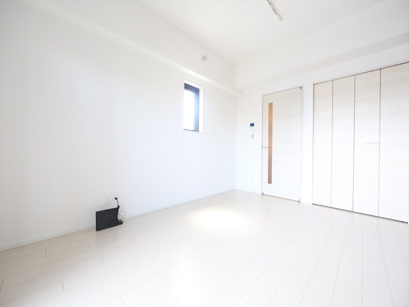 居室・リビング　洋室8.3帖　2面採光　クローゼット付（収納充実してます）