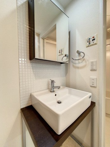 洗面設備　朝の支度にも助かる、独立の洗髪洗面化粧台