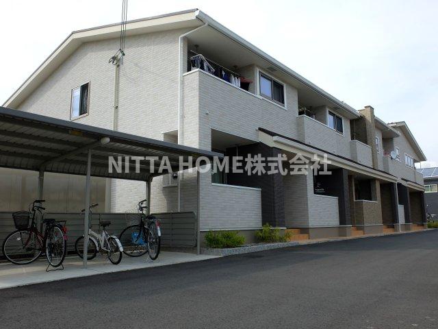 建物外観　最上階のお部屋＊外部物置が付いています！