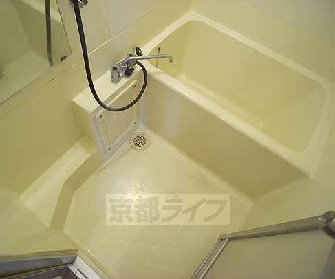 バス・シャワールーム　ファミリータイプのお風呂です