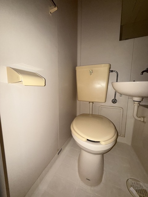 トイレ　別号室参考写真となります