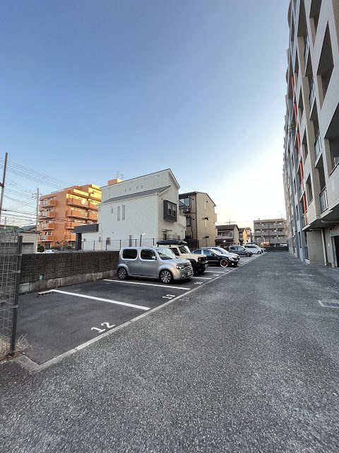 駐車場　駐車場があるので、車を買う予定の方も安心です