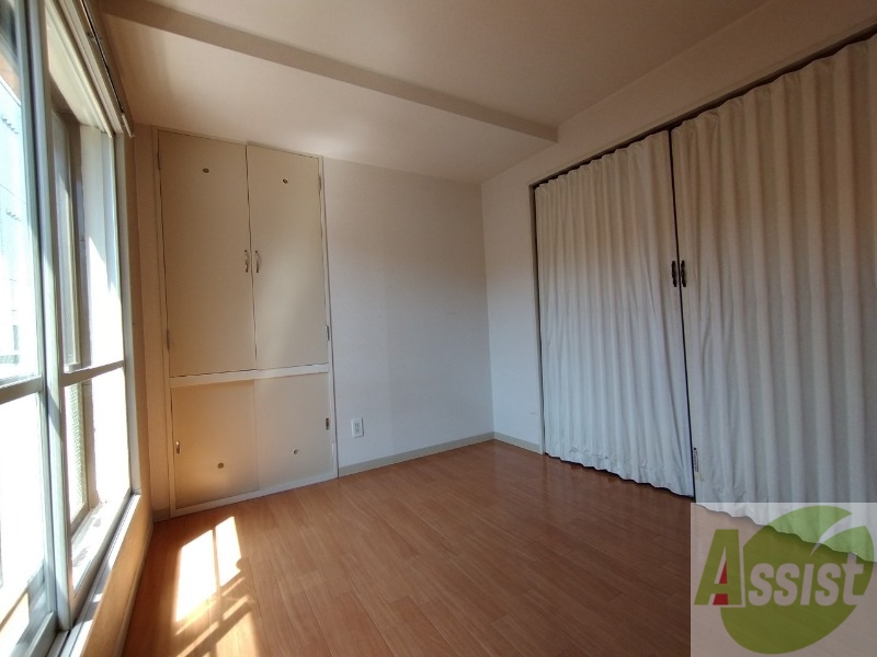 居室・リビング　５帖の洋室が広がっています。シックで落ち着きのあるお部屋。