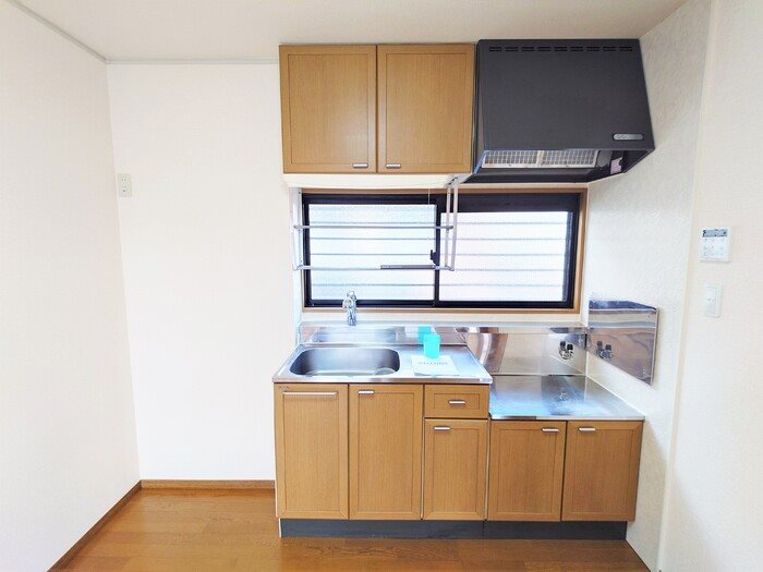 キッチン　窓付きのガスキッチンです。