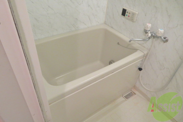 バス・シャワールーム　浴室は追い焚き機能付きです。一日の疲れも落ちそうですね。