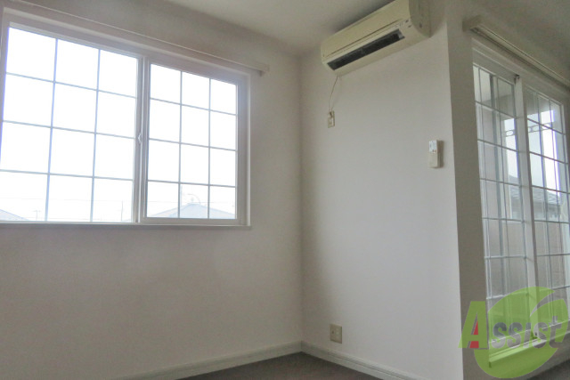 居室・リビング　リビングは９．６帖のＬＤＫです。お部屋の明るさが伝わりますね