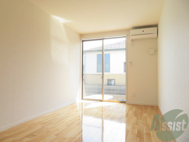 居室・リビング　リビングはこんな感じです。窓が大きくて良く陽が入ってきますね