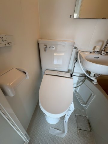 トイレ　落ち着いた色調のトイレです