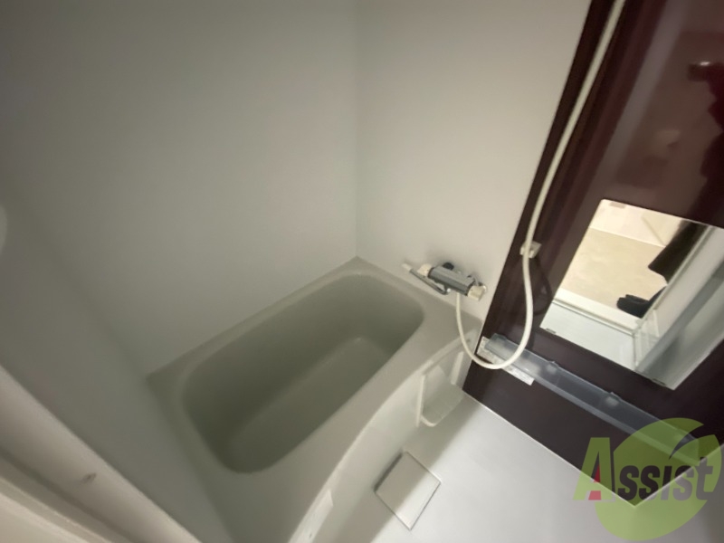 バス・シャワールーム　バスルームはゆったり浸かれる広さがあります。