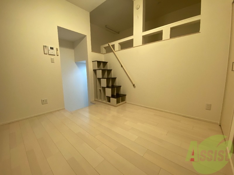 居室・リビング　シンプルな内装で広々としたリビングです。