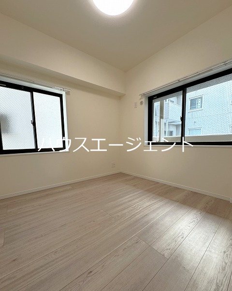 その他部屋・スペース　5.1帖洋室　二面採光です