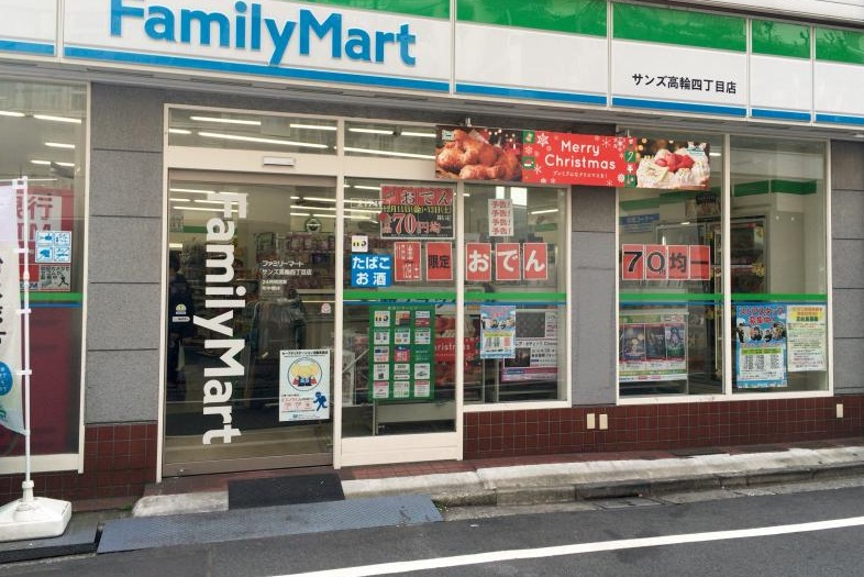 コンビニ　ファミリーマート 高輪四丁目店（コンビニ）まで386m