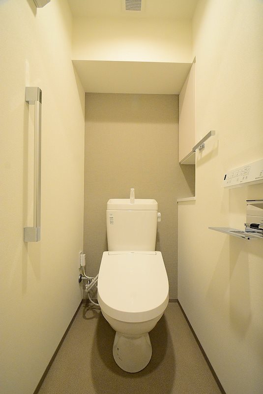 トイレ　落ち着いた色調のトイレです