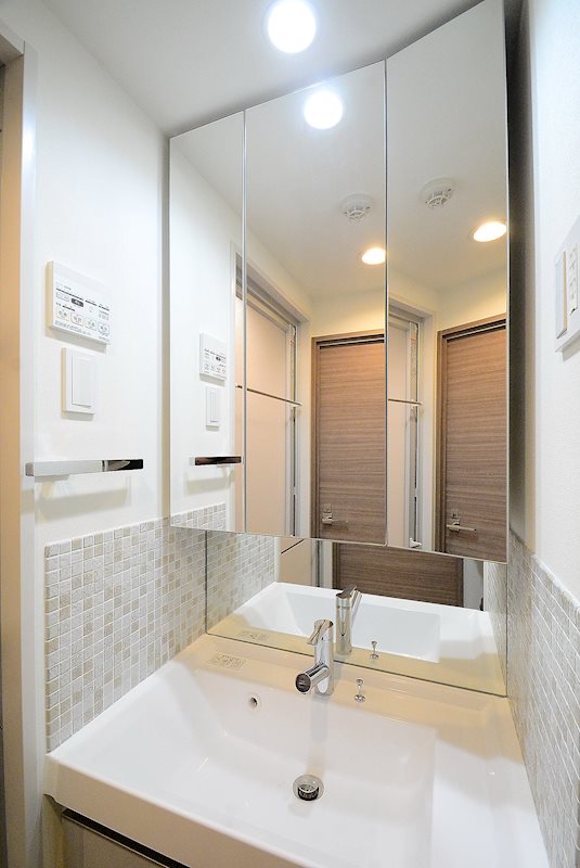 洗面設備　ゆったりとスペースのある洗面所