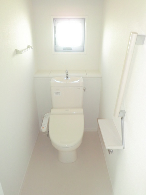 トイレ　トイレ窓が付いています