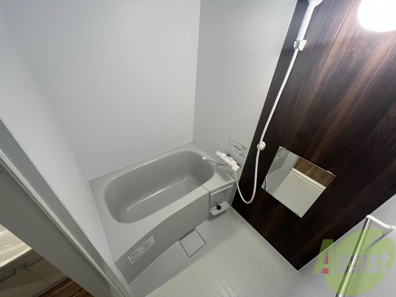 バス・シャワールーム　バスルームは狭すぎず、シャワーも浴びやすそうです。