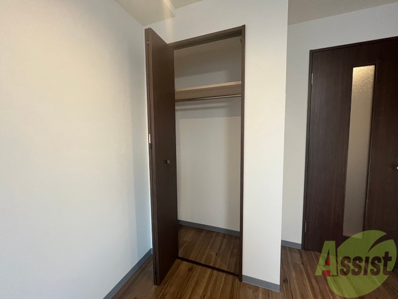 収納　クローゼットを開けてみました。奥行きがありますね。