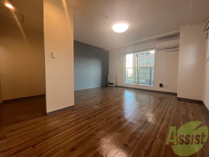 居室・リビング　白さが清潔感を出してくれます。お部屋も明るいですね。