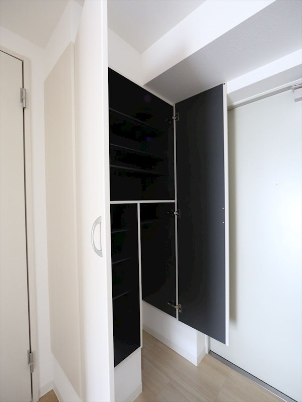 玄関　玄関　シューズボックス付（収納充実してます）