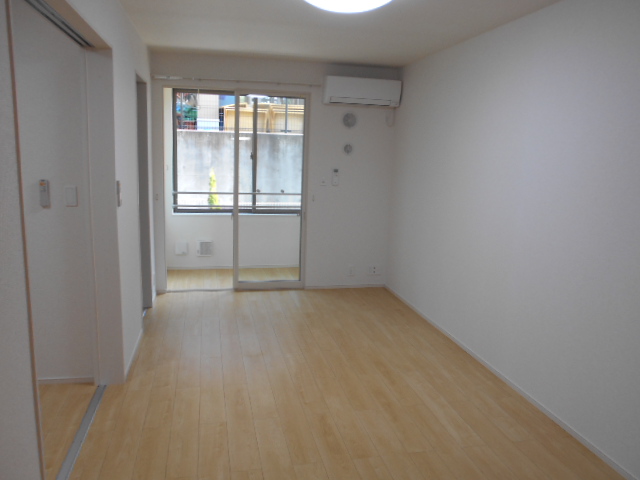 居室・リビング　南面リビング（１１．３畳）・エアコン完備