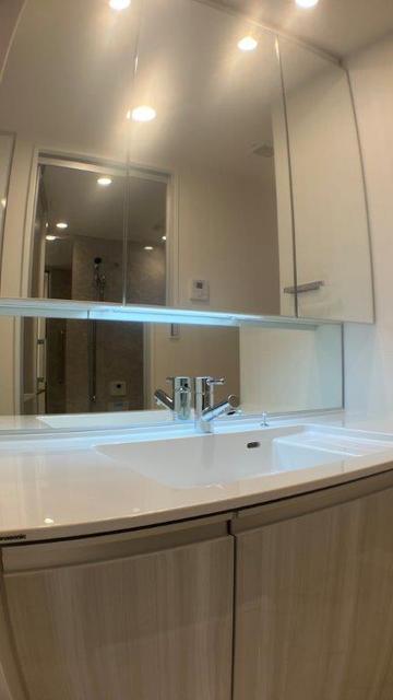 洗面設備　三面鏡付洗面化粧台