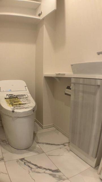 トイレ　温水洗浄暖房便座・手洗いカウンター付