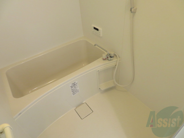 バス・シャワールーム　シンプルなお風呂です。ゆったりとお入りください。