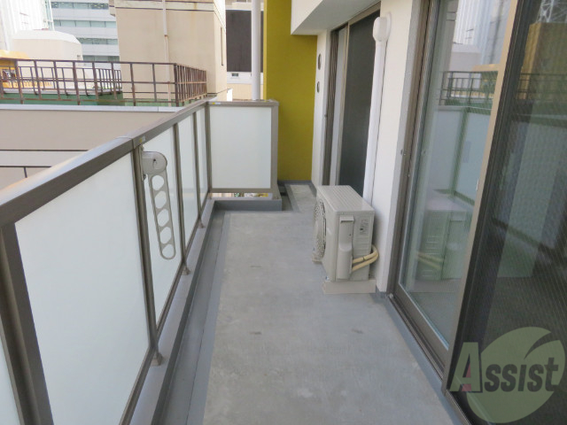 バルコニー　幅があり広めの印象でした。のびのびと作業が出来そうです。