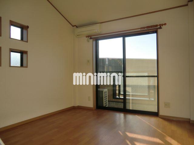 居室・リビング　小窓があり明るい最上階東側角部屋タイプのお部屋です！