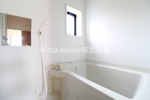 バス・シャワールーム　衛生面でも嬉しい浴室小窓付き☆彡