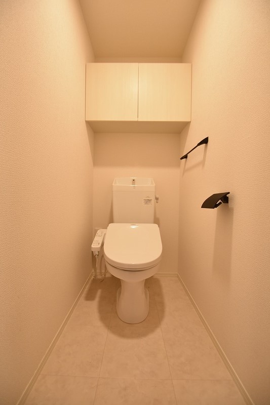 トイレ　【Ｄ－ｒｏｏｍ英】温水暖房便座