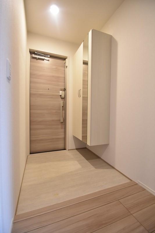 玄関　【Ｄ－ｒｏｏｍ英】大型シューズBOXを備えた玄関ホール