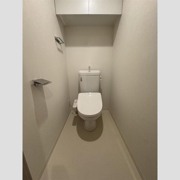 トイレ　落ち着いた色調のトイレです