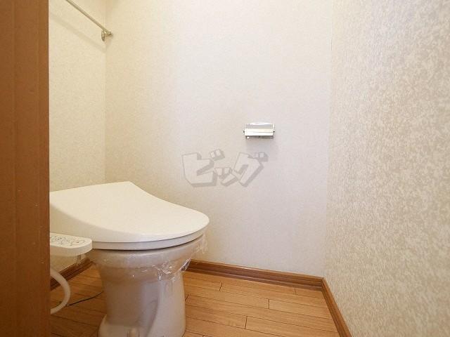 トイレ　嬉しいウォシュレット付きのトイレ！便座温かいですよ♪