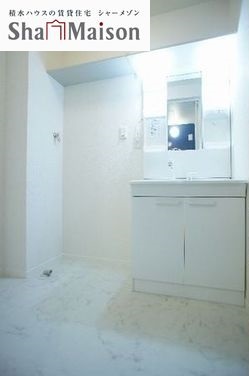 洗面設備　同タイプの反転写真です。設備・内装色など実際と異なります