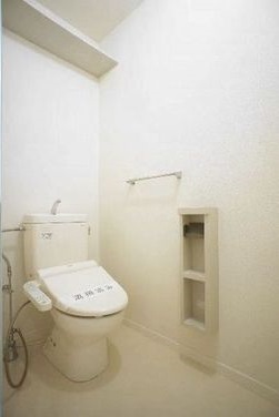 トイレ　同タイプの反転写真です。設備・内装色など実際と異なります