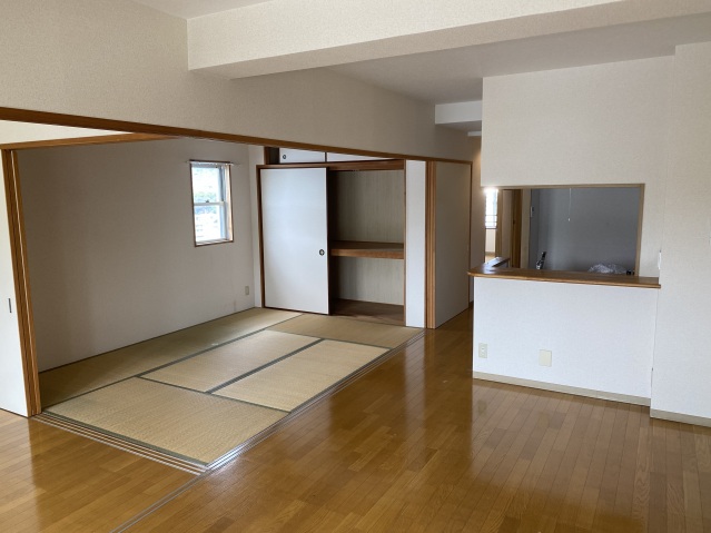 ＪＲ関西本線 王寺駅 徒歩5分 10階建 築26年の居間写真