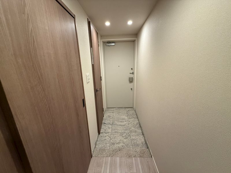玄関　同建物同号室の室内写真です。