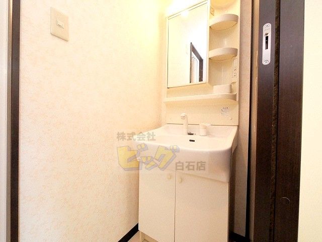 洗面設備　シャンプードレッサー付きなので朝のシャンプーがお手軽です！