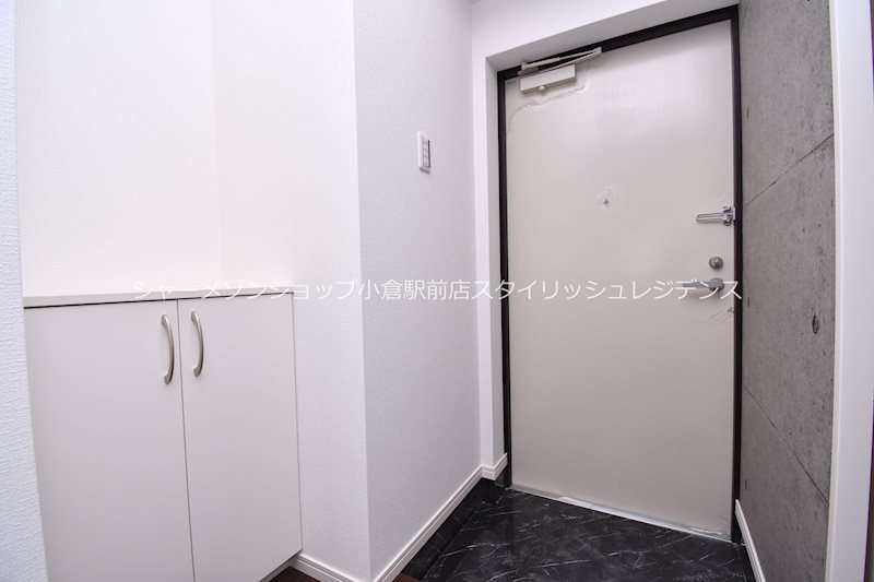 玄関　床・建具・アクセントクロス等は階数により異なる為、現況を優先