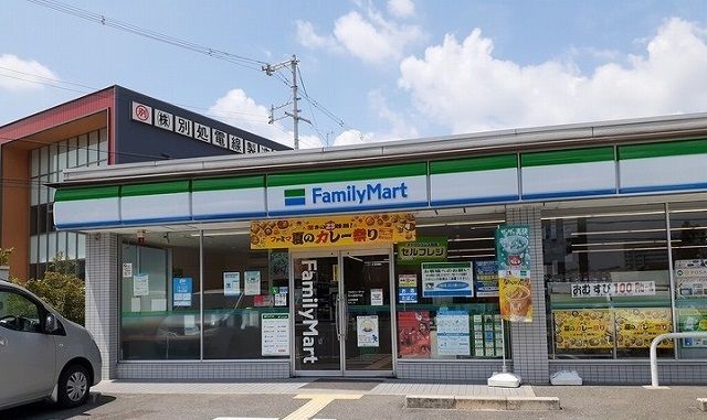 コンビニ　ファミリーマート様（コンビニ）まで700m