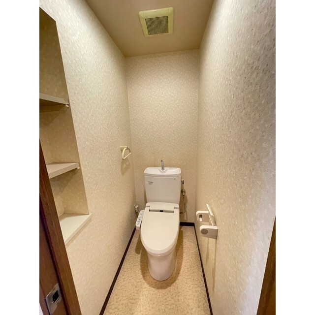 トイレ　棚に小物やロール置けます